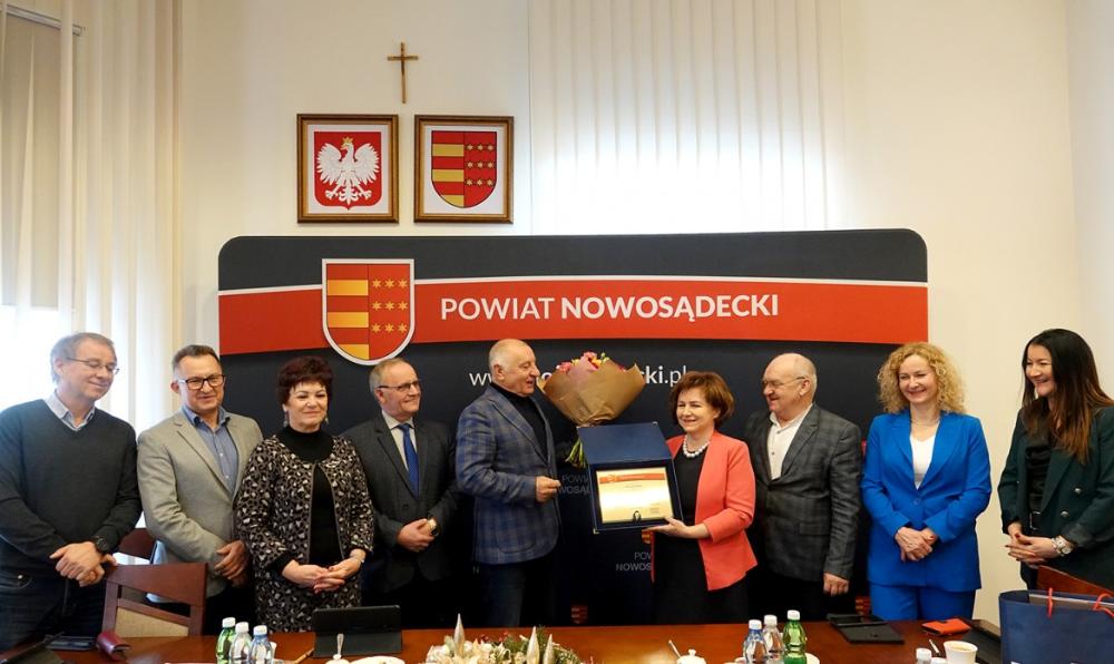 Zdjęcie galerii artykułu: 2. Pożegnanie Pani Dyrektor - zdjęcie grupowe - 2. Pożegnanie Pani Dyrektor - zdjęcie grupowe