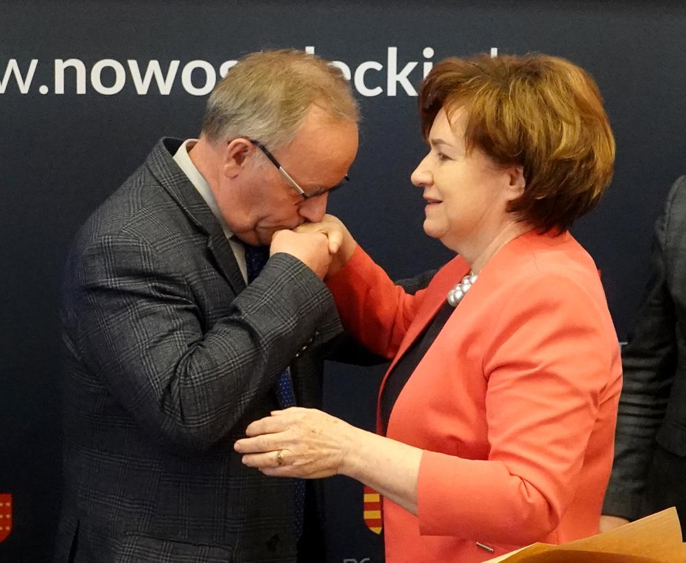 Zdjęcie galerii artykułu: 4. Wicestarosta-  Antoni Koszyk dziękuje Pani Dyrektor Powiatowego Urzędu Pracy - 4. Wicestarosta-  Antoni Koszyk dziękuje Pani Dyrektor Powiatowego Urzędu Pracy